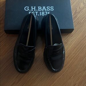 G.H. Bass Black Loafers Whitney super lug sole 7